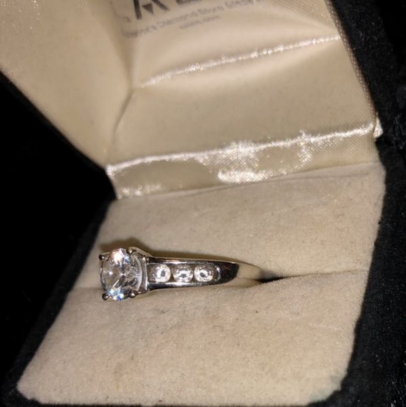 Engagement ring - Picture 2 of 2